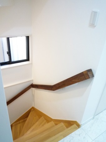 階段クロスの貼替と手すりをスタイリシュにしてリフレッシュ♪　目黒区S様邸